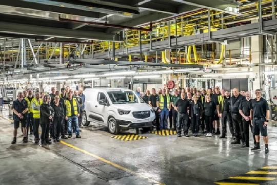 Các công nhân của Ellesmere đứng quanh xe điện Vauxhall Combo Electric mới được chế tạo. Ảnh: Stellantis/Getty Images