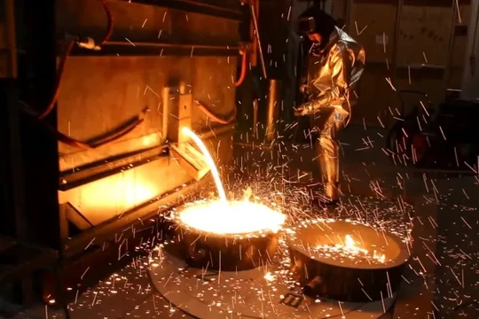 Nghiên cứu sản xuất sắt nóng chảy tại cơ sở quy mô thí điểm ở Boston Metal, Woburn, Massachusetts. Ảnh Boston Metal.