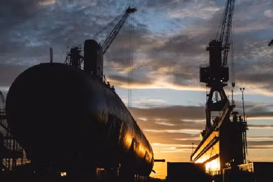 Tàu ngầm tấn công lớp Virginia Massachusetts (SSN 798) được hạ thủy xuống sông James tại nhà máy đóng tàu Newport News. Ảnh Naval News