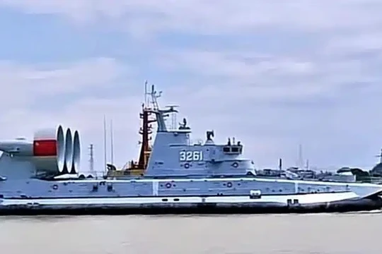 Tàu đổ bộ đệm khí hạng nặng Zubr của Trung Quốc, được phát hiện cách đây vài ngày. Ảnh East Pendulum /@HenriKenhmann.