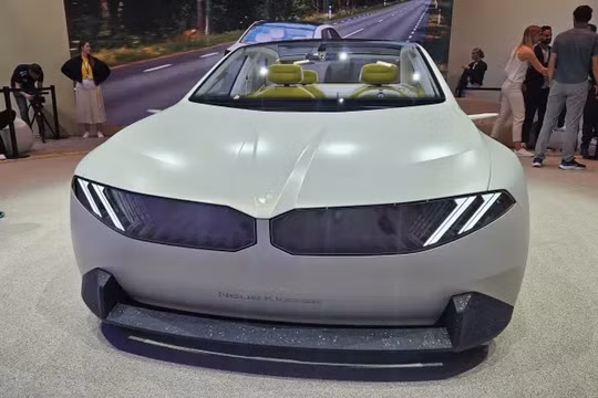 BMW giới thiệu mẫu xe điện ý tưởng Vision Neue Klasse, bước đột phá của công ty trong lĩnh vực xe điện (Ảnh: CNBC)