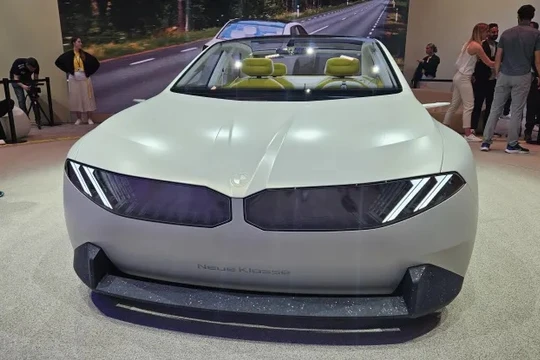 BMW giới thiệu mẫu xe điện ý tưởng Vision Neue Klasse, bước đột phá của công ty trong lĩnh vực xe điện (Ảnh: CNBC)