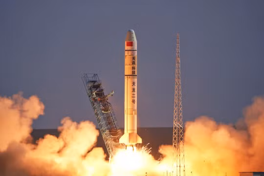 Một tên lửa TL-2 Y1, mang theo vệ tinh chụp ảnh viễn thám và những ứng dụng kỹ thuật khác được phóng lên từ Trung tâm Phóng vệ tinh Tửu Tuyền phía tây bắc Trung Quốc ngày 2/4. Ảnh: Xinhua/EPA-EFE