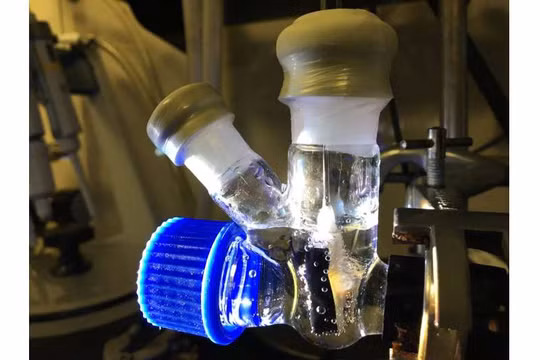 Một lò phản ứng quang với lá nhân tạo hoạt động dưới bức xạ mặt trời. Ảnh: Motiar Rahaman.