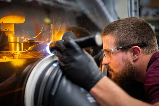 Các nhà khoa học sử dụng kỹ thuật in 3D chế tạo hợp kim. Ảnh E&T