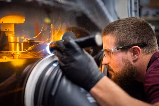 Các nhà khoa học sử dụng kỹ thuật in 3D chế tạo hợp kim. Ảnh E&T