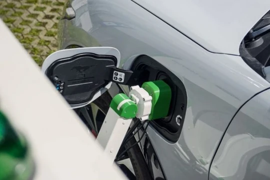 Ford thử nghiệm robot sạc EV, hỗ trợ người hạn chế thể chất. Ảnh Future Car