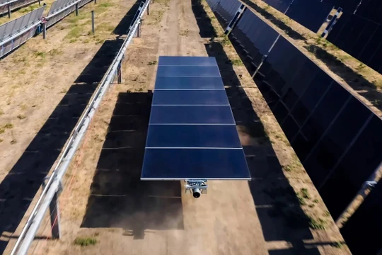 Terafab, hệ thống kỹ thuật số tự động với các robot xây dựng trang trại điện mặt trời. Ảnh erabase Energy.