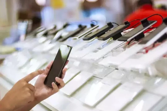 Điện thoại di động trưng bày tại một cửa hàng điện tử ở Thượng Hải, Trung Quốc. Ảnh Reuters