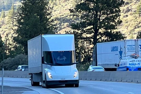 Xe tải điện hạng nặng Tesla Semi trên đường. Ảnh minh họa tài khoản Zanegler/Twitter.