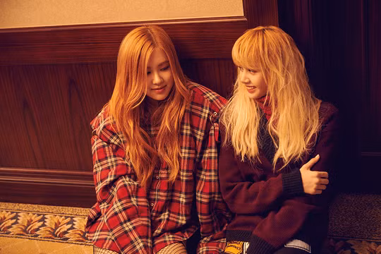 Rose và Lisa, hai thành viên của ban nhạc BLACKPINK