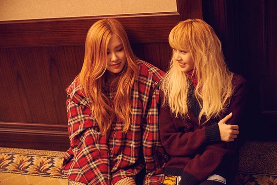 Rose và Lisa, hai thành viên của ban nhạc BLACKPINK