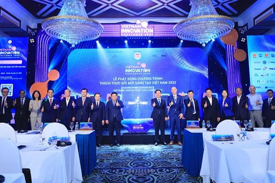 Bộ trưởng Bộ Kế hoạch và Đầu tư Nguyễn Chí Dũng, Bộ trưởng Bộ Công thương Nguyễn Hồng Diên và đại diện một số cơ quan, tổ chức quốc tế, doanh nghiệp hàng đầu về công nghệ trong và ngoài nước thực hiện nghi thức phát động chương trình.