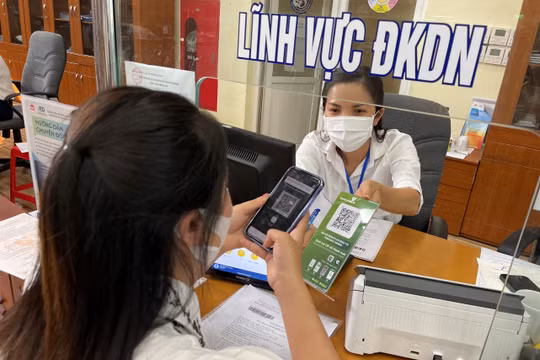 Người dân sử dụng Zalo trong thực hiện thủ tục dịch vụ công trực tuyến để tiết kiệm thời gian.