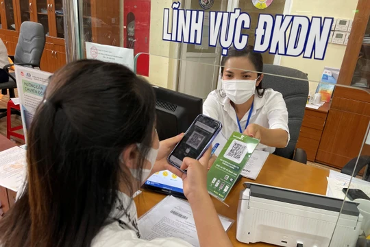 Người dân sử dụng Zalo trong thực hiện thủ tục dịch vụ công trực tuyến để tiết kiệm thời gian.