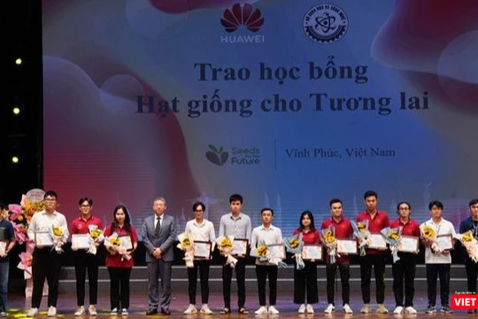 Ông Fang Yu - Phó Tổng Giám đốc Huawei Việt Nam trao tặng học bổng cho các sinh viên tài năng tại Techfest Vĩnh Phúc 2022.
