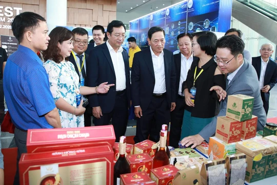 Thứ trưởng Trần Văn Tùng tham quan các gian hàng tại Ngày hội khởi nghiệp đổi mới sáng tạo quốc gia Techfest 2022.