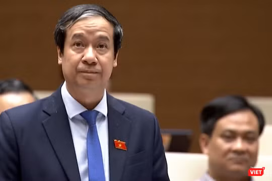 Bộ trưởng Bộ Giáo dục và Đào tạo Nguyễn Kim Sơn phát biểu tại phiên thảo luận của Quốc hội.
