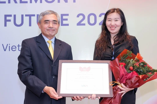 Ông Nguyễn Minh Hồng – Chủ tịch Hội Truyền thông số Việt Nam (VDCA) trao tặng bằng khen cho Huawei Việt Nam