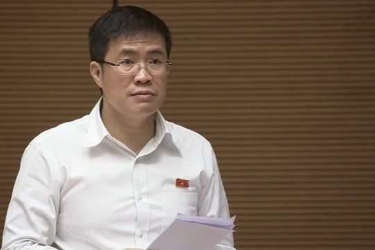 ĐB Hoàng Minh Hiếu - Nghệ An thẳng thắn nêu thực trạng về những tồn tại, thất thoát, lãng phí ở lĩnh vực ứng dụng công nghệ thông tin - được xem là một trong những giải pháp để thực hành tiết kiệm, chống lãng phí.