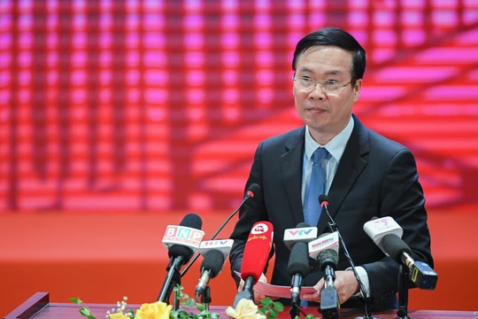 Theo ông Võ Văn Thưởng, thể chế, chính sách phát triển văn hóa vừa phải đáp ứng yêu cầu thực tiễn, coi trọng các yếu tố đặc thù của văn hóa, vừa phải kế thừa hồn cốt, đồng thời, tiếp thu chọn lọc tinh hoa văn hóa thế giới.