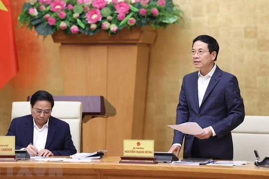 Bộ trưởng Bộ TT&TT Nguyễn Mạnh Hùng phát biểu tại Hội nghị toàn quốc về công tác truyền thông chính sách. (Ảnh: TTXVN)