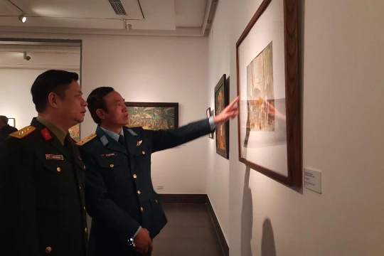 Triển lãm Tình quân dân thể hiện sự đa dạng về bút pháp, thể loại và chất liệu qua từng tác phẩm.