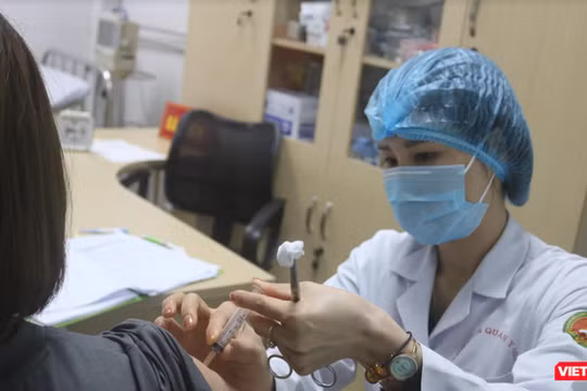 Nhân viên y tế tiêm vaccine phòng COVID-19 cho người dân