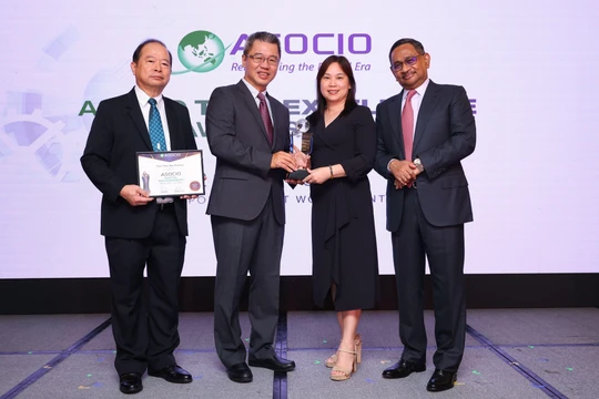 Bà Nguyễn Thị Thu Giang - Phó Chủ tịch, Tổng Thư ký VINASA thay mặt Thừa Thiên Huế nhận giải thưởng ASOCIO hạng mục "Chính phủ số". 