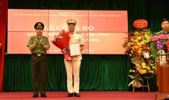 Trung tướng Nguyễn Minh Chính - Cục trưởng Cục An ninh mạng và Phòng chống tội phạm sử dụng công nghệ cao trao quyết định, bổ nhiệm Trung tá Triệu Mạnh Tùng.