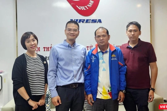 Tổng thư ký EFC Lun Samedy (người thứ 2 phải sang) đến thăm văn phòng làm việc của VIRESA. Ảnh: VIRESA cung cấp.