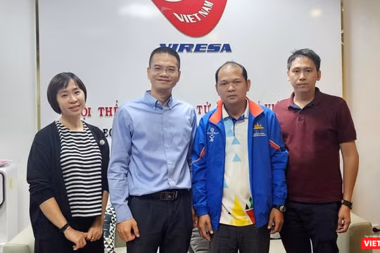 Tổng thư ký EFC Lun Samedy (người thứ 2 phải sang) đến thăm văn phòng làm việc của VIRESA. Ảnh: VIRESA cung cấp.