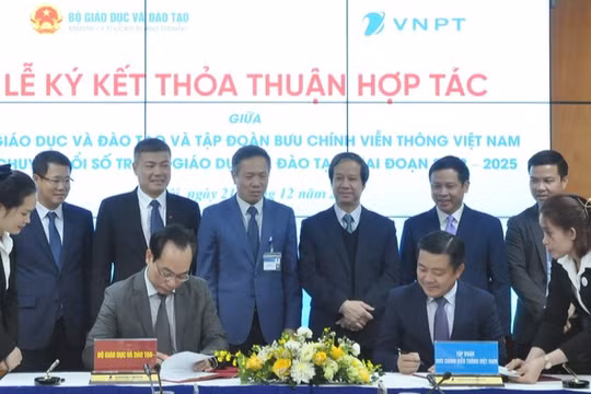 Thứ trưởng Bộ Giáo dục và Đào tạo Hoàng Minh Sơn và Tổng Giám đốc VNPT Huỳnh Quang Liêm ký kết thỏa thuận hợp tác