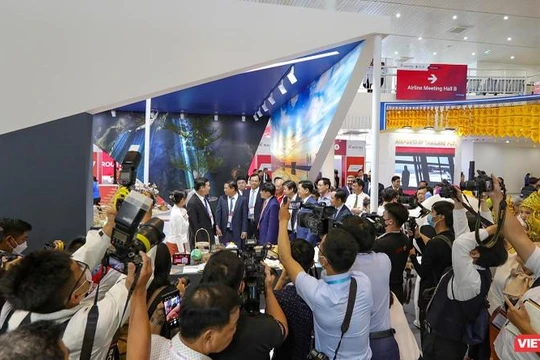 Báo chí tác nghiệp tại sự kiện.