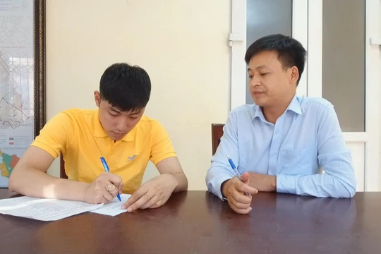 Các điều tra viên tiến hành điều tra, thu thập thông tin khảo sát về sự hài lòng của người dân