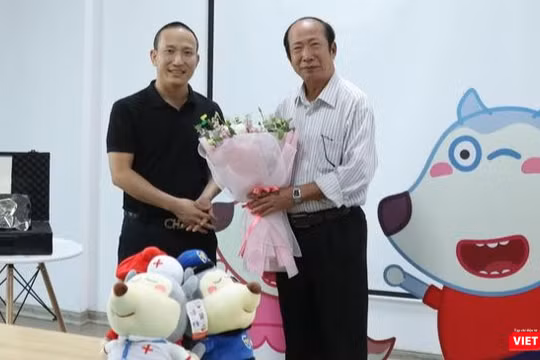  PGS. TS. Nguyễn Quang Ninh - Viện trưởng Viện nghiên cứu ứng dụng phát triển giáo dục (bên phải) chúc mừng ông Tạ Mạnh Hoàng - Giám đốc Sconnect Việt Nam trong buổi trao chứng nhận cho Bộ sản phẩm Wolfoo