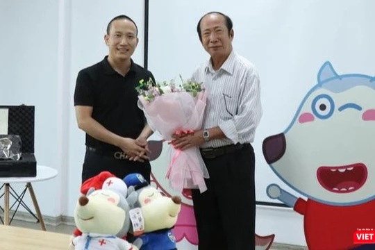  PGS. TS. Nguyễn Quang Ninh - Viện trưởng Viện nghiên cứu ứng dụng phát triển giáo dục (bên phải) chúc mừng ông Tạ Mạnh Hoàng - Giám đốc Sconnect Việt Nam trong buổi trao chứng nhận cho Bộ sản phẩm Wolfoo