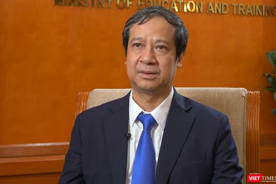 Bộ trưởng Nguyễn Kim Sơn mong muốn mỗi thầy cô giáo cố gắng vượt qua khó khăn để tiếp tục theo đuổi mục tiêu nghề nghiệp.