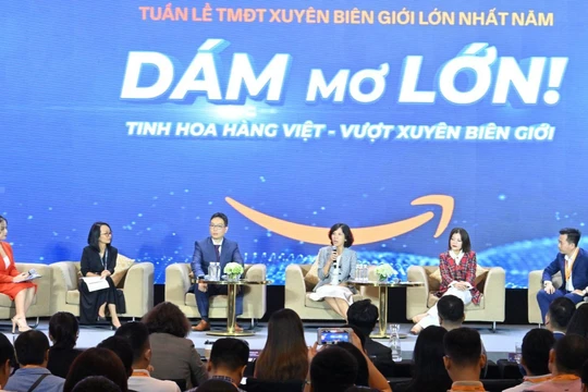 Ông Gijae Seong - Giám đốc Điều hành Amazon Global Selling Việt Nam và bà Lại Việt Anh - Phó Cục trưởng Cục Thương mại điện tử và Kinh tế số, cùng các diễn giả trao đổi tại sự kiện tuần lễ Amazon 2022.