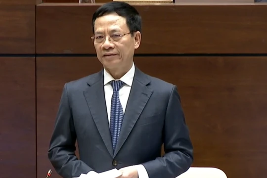 Bộ trưởng Nguyễn Mạnh Hùng trả lời chất vấn tại kỳ họp thứ tư, Quốc hội khóa XV.