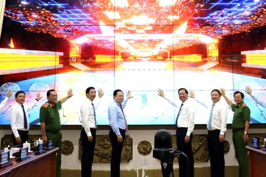 Lãnh đạo UBND TP. HCM và đại diện các cơ quan, đơn vị liên quan thực hiện nghi thức ra mắt hệ thống.