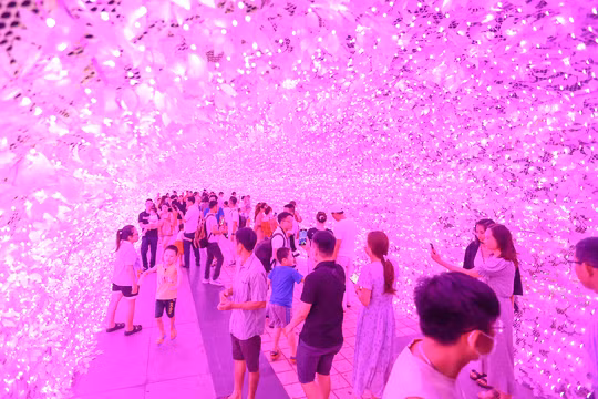 Người dân đổ về không gian ánh sáng kỷ niệm 50 năm thiết lập quan hệ ngoại giao Việt Nam – Nhật Bản tại Đà Nẵng