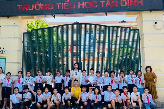 Ban tổ chức phát động chương trình tìm kiếm gương mặt “Đại sứ Xanh” tại trường Tiểu học Tân Định.