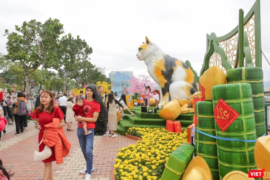 Linh vật mèo tại đường hoa xuân Đà Nẵng Tết Quý Mão