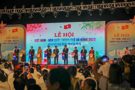 Các đại biểu thực hiện nghi thức thắp đèn trung thu, chính thức khai mạc lễ hội Việt Nam - Hàn Quốc tại TP Đà Nẵng năm 2023.