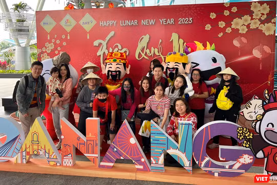 Du khách quốc tế đầu tiên xông đất Đà Nẵng trong Mùng 1 Tết Quý Mão 2023 chụp ảnh lưu niệm