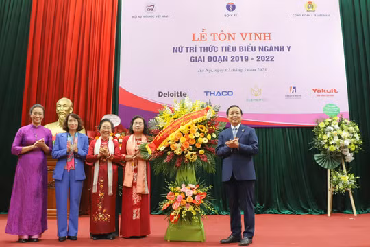 Phó Thủ tướng Trần Hồng Hà tặng hoa chúc mừng Lễ tôn vinh nữ trí thức tiêu biểu ngành y giai đoạn 2019 - 2022, nhân hướng đến Ngày quốc tế phụ nữ 8/3.