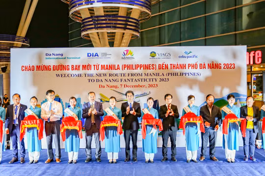 Ông Trần Chí Cường – Phó Chủ tịch UBND TP Đà Nẵng (đứng giữa), cùng lãnh đạo Sở Du lịch, AHT, đại diện hãng bay tại chương trình chào đón đường bay trực tiếp đầu tiên từ Manila (Philippines) đến Đà Nẵng