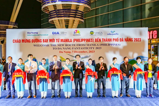 Ông Trần Chí Cường – Phó Chủ tịch UBND TP Đà Nẵng (đứng giữa), cùng lãnh đạo Sở Du lịch, AHT, đại diện hãng bay tại chương trình chào đón đường bay trực tiếp đầu tiên từ Manila (Philippines) đến Đà Nẵng