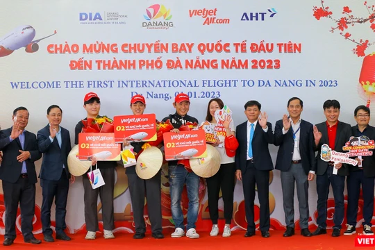 Đại diện Sở Du lịch TP Đà Nẵng, Cảng vụ hàng không miền Trung, Cảng hàng không quốc tế Đà Nẵng tặng quà cho hành khách may mắn tại buổi đón 2 chuyến bay quốc tế và nội địa đầu tiên của năm 2023 đến Đà Nẵng